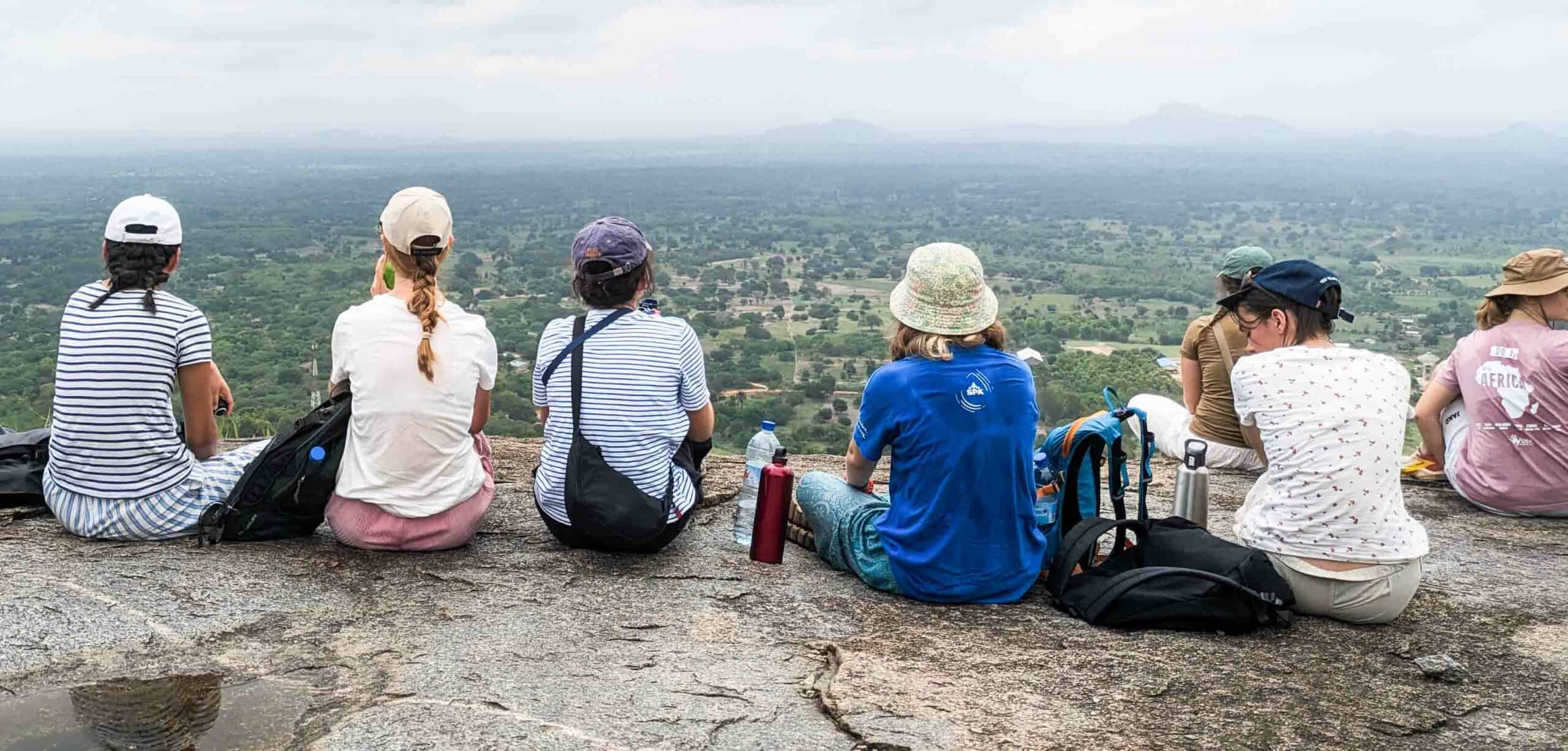 Des jeunes en séjour d'immersion en Afrique avec l'ong Défi Belgique Afrique